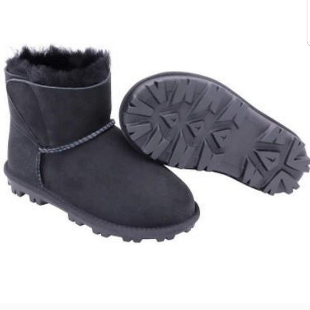 Kirkland Signature Kids Genuine sheepskin Shearling Boots Nwt
